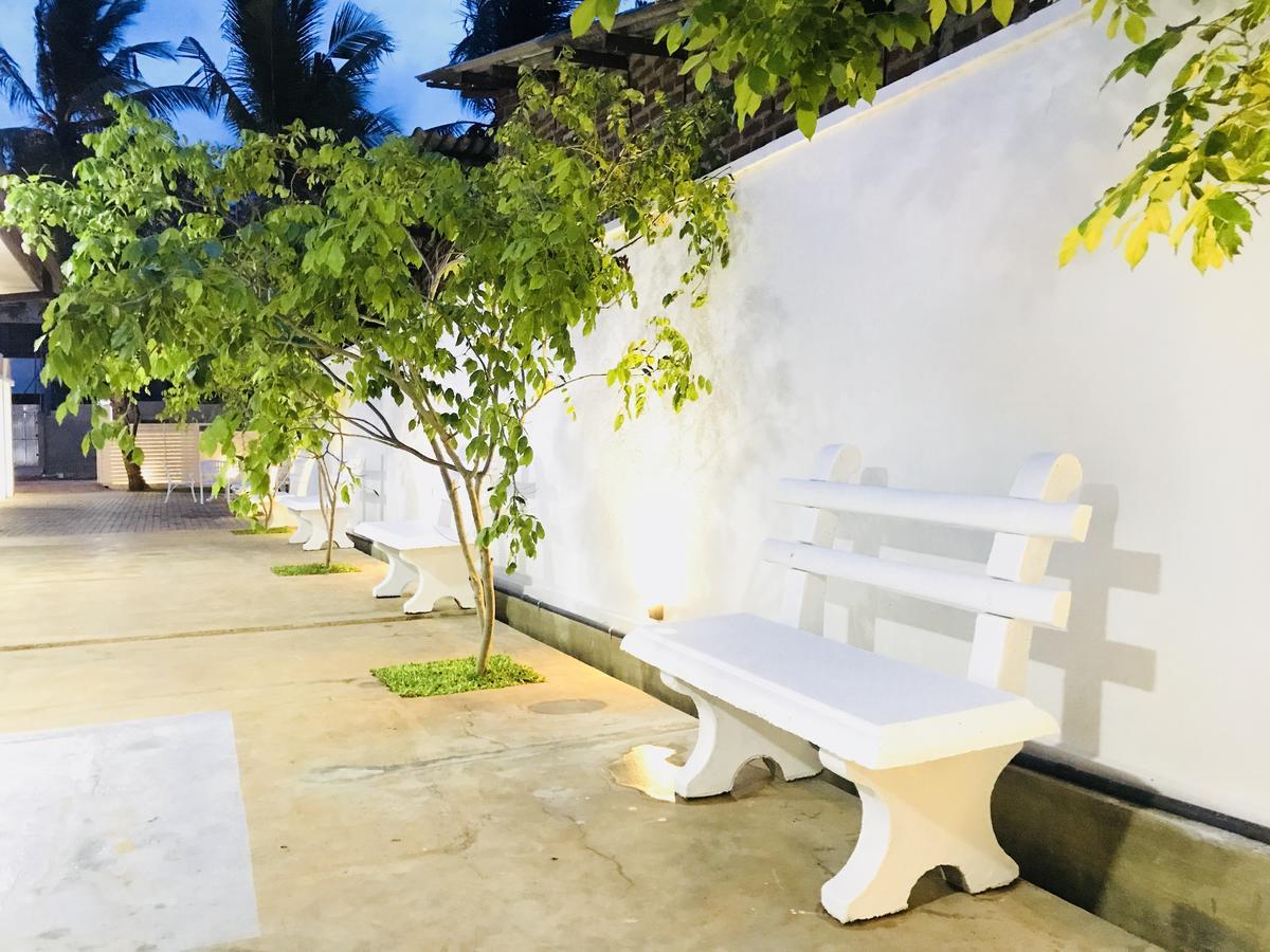 Royal White Tourist Rest Hotel Anuradhapura Exterior photo